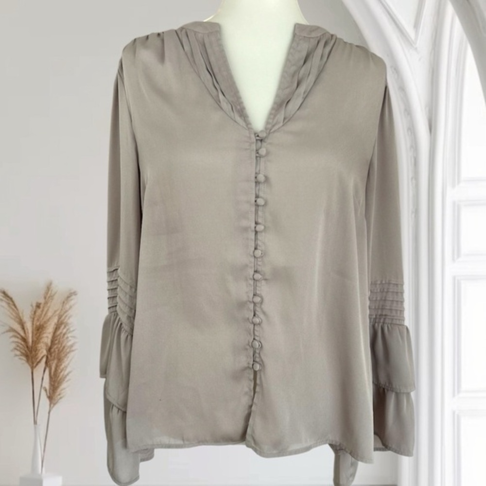 Soft surrounding ruffle sleeve button down blouse